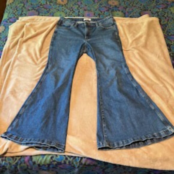 Wrangler trumpet jeans, 31x30/size 12, high rise, ultra cool boho look - Picture 4 of 7